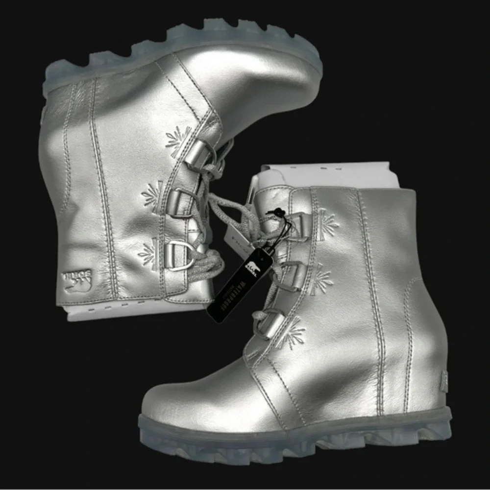 SOREL x Disney Youth Joan of Arctic Wedge Boots Silver Big Kids 5 Women’s NIB